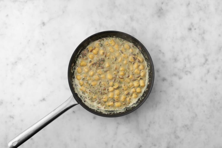 Combina los gnocchis y la salsa