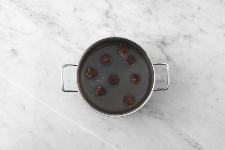 Cocina las albóndigas