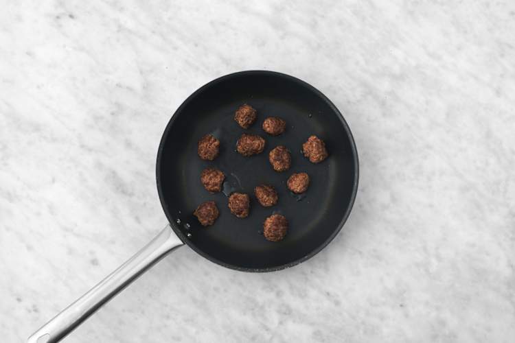 Rosolare le polpette di pollo