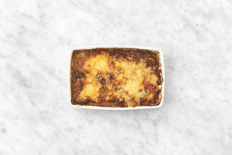 Añade el queso y hornea