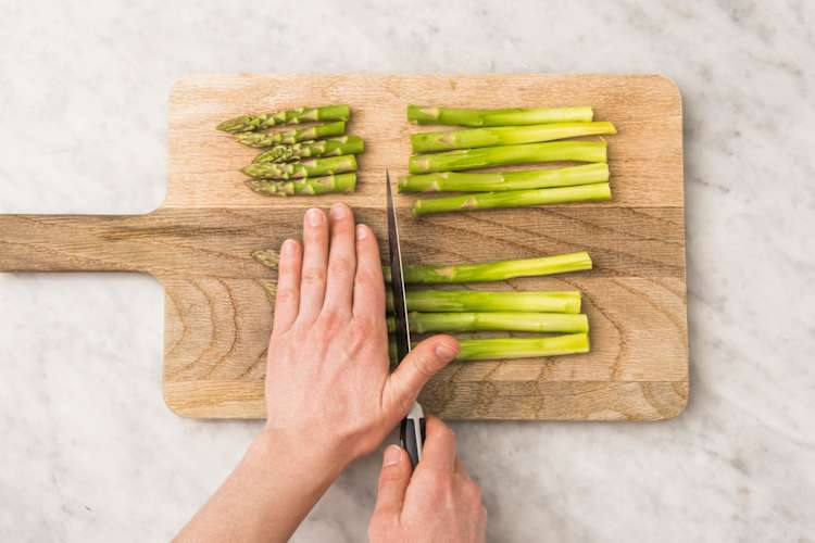 Spargel schälen