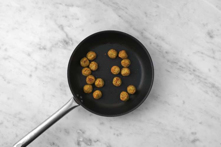 Cuocere i falafel