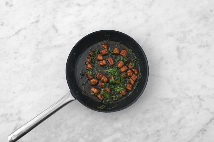 Añade la salsa y cocina