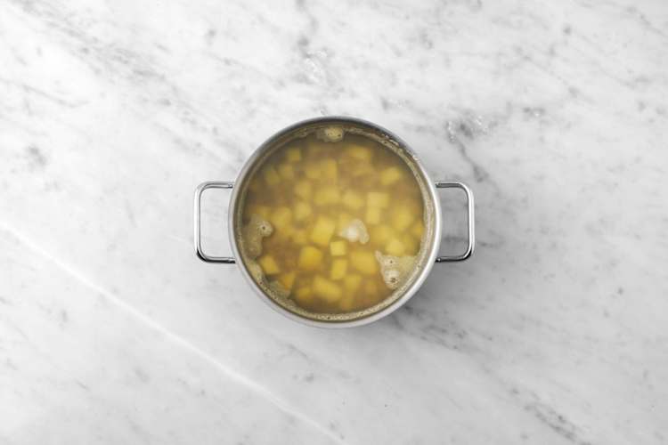 Cuece las patatas