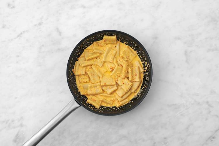 Soße zur Pasta geben