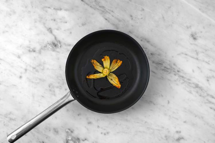 Friggere i fiori di zucchina