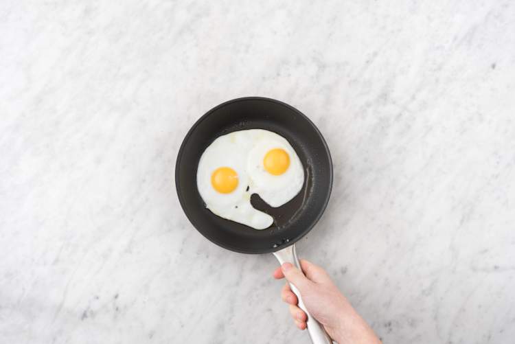 Fry the eggs 