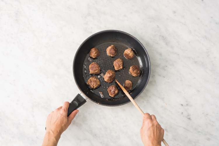 Cook the meatballs 