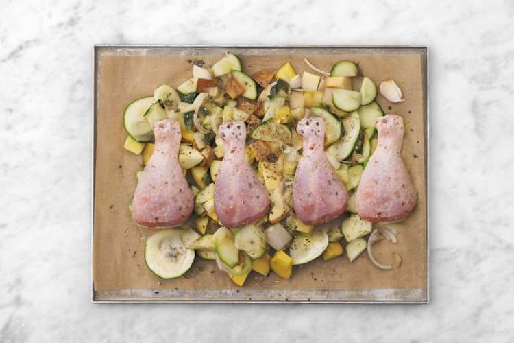 Añade el pollo y hornea