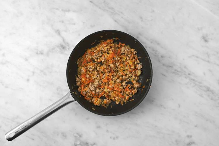Cocina las verduras y la carne