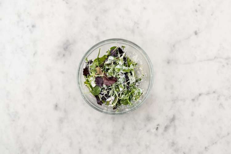 Salat marinieren