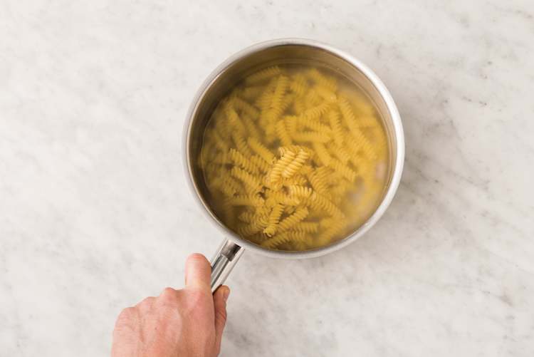 Cook the wholemeal fusilli 