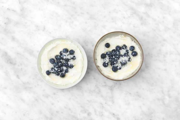 Yoghurt met blauwe bessen en kokosrasp