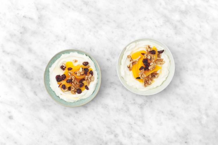 Yoghurt met sinaasappel, cranberry's en walnoten 