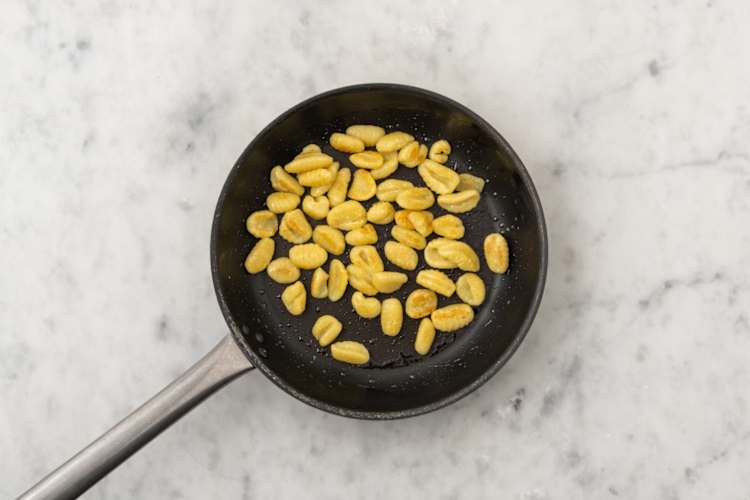 Cook the gnocchi 