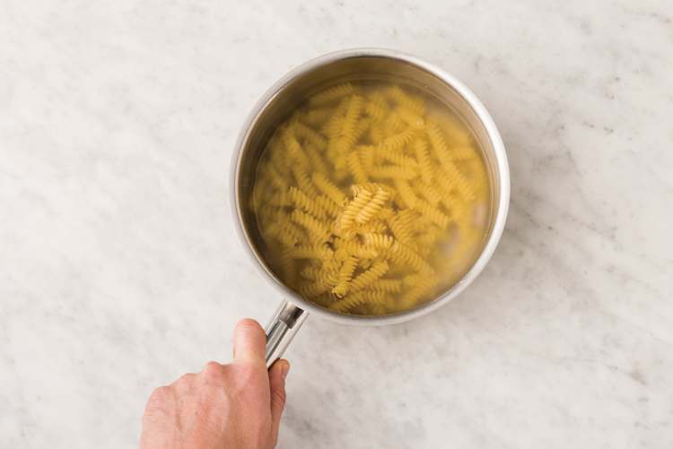 Cook the wholemeal fusilli 