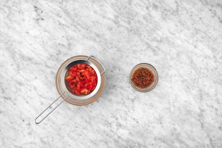 Prepara el tartar de tomate