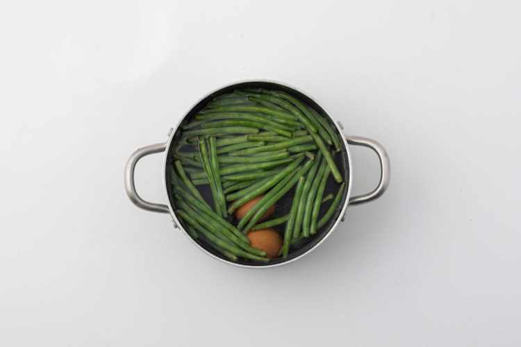 Sperziebonen en eieren koken
