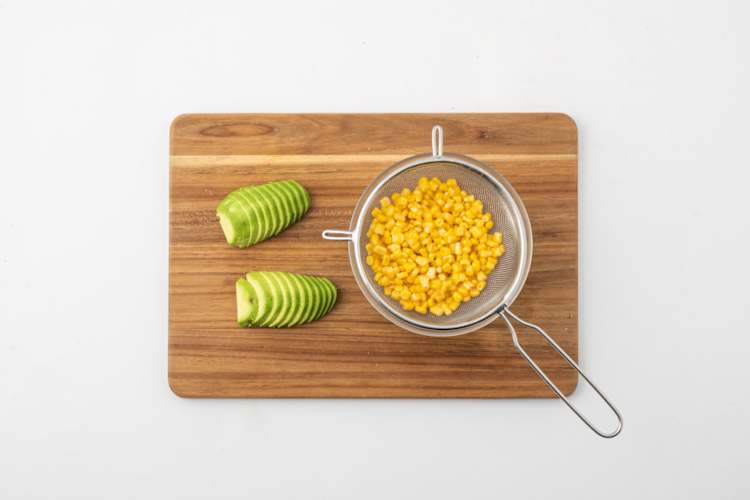 Avocado en mais voorbereiden