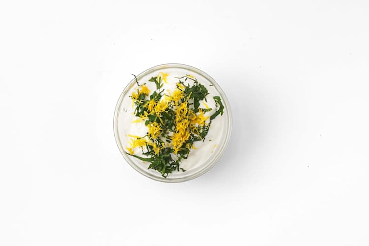 Munt-yoghurtdressing maken