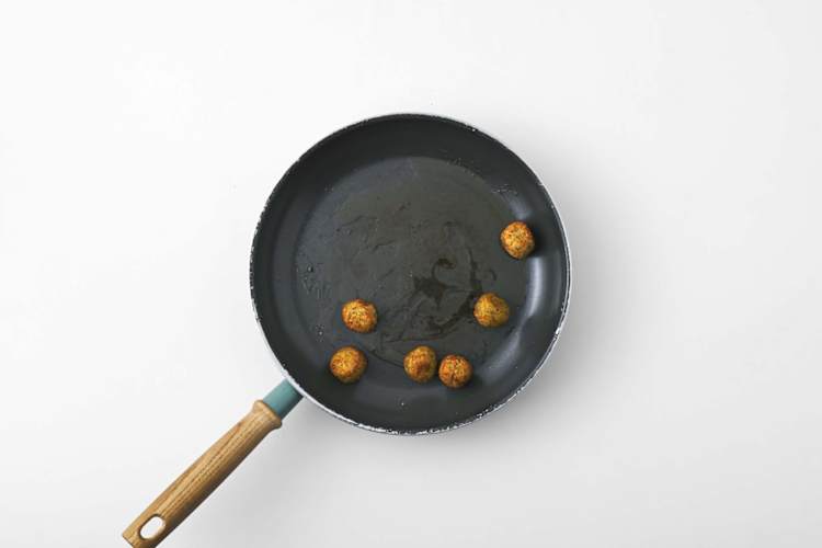 Falafel bakken