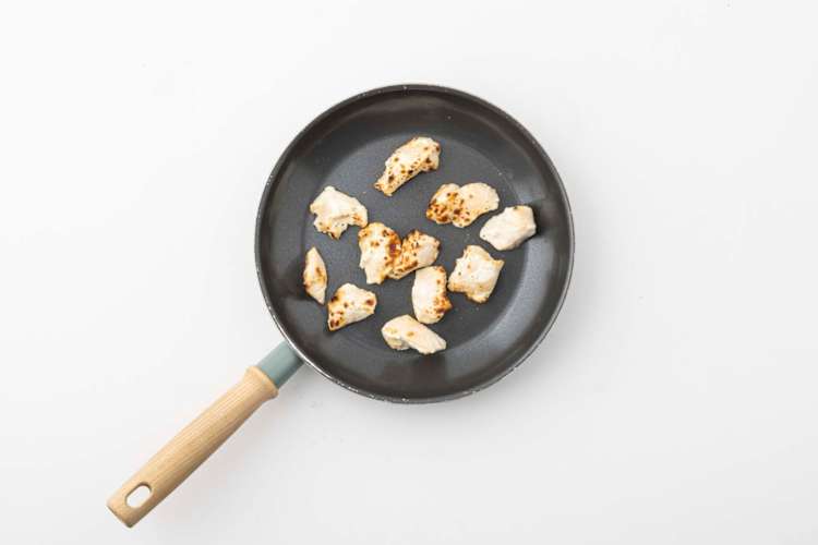 Vegetarische kipstukjes bakken