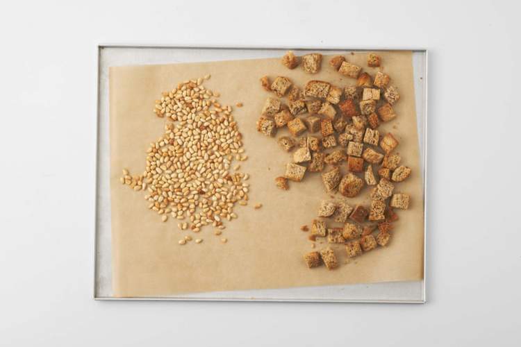 Croutons en pijnboompitten roosteren