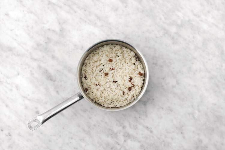 Cook the currant rice