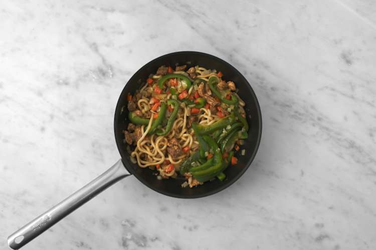 Unire la lonza e i noodles