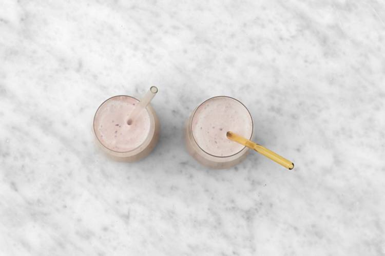 Server blåbær-avocadosmoothie