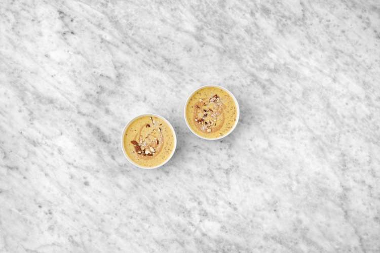 Server mango-blåbærsmoothiebowl