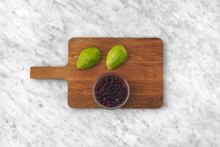 Forbered blåbær-avocadosmoothie