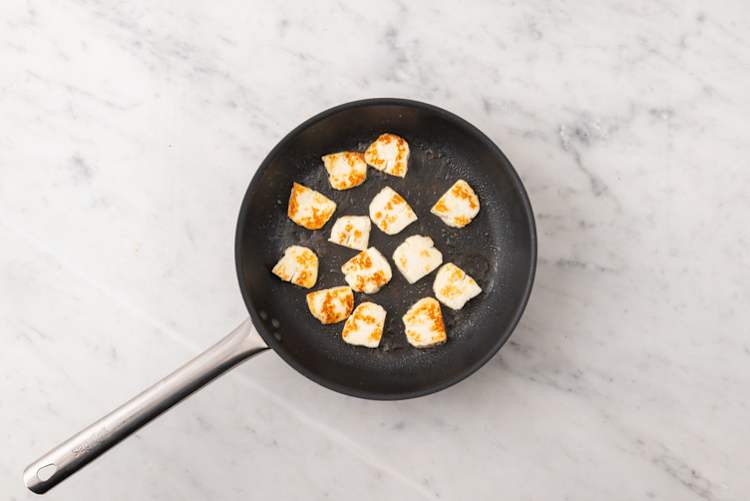 Grillkäse anbraten