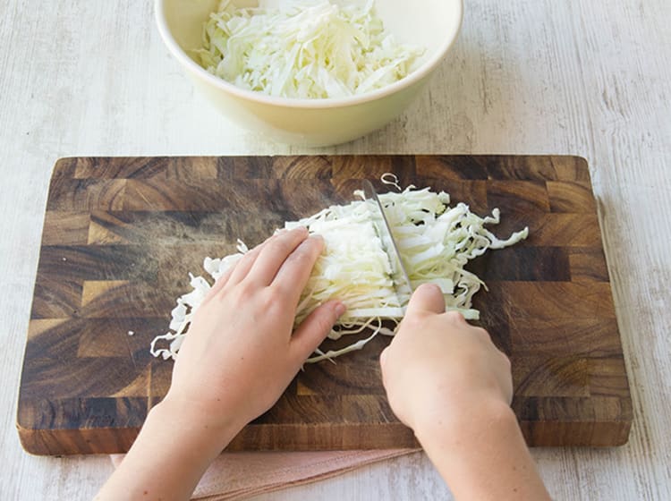 Finely shred the white cabbage