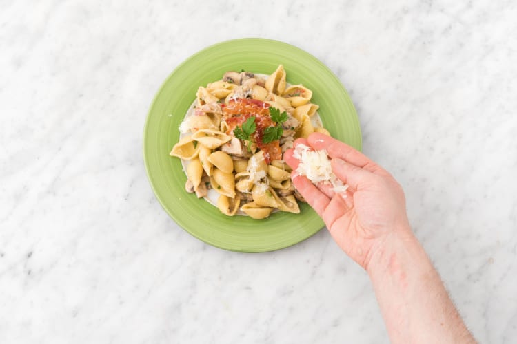 Garneer de pasta met de overige kaas, eet smakelijk!