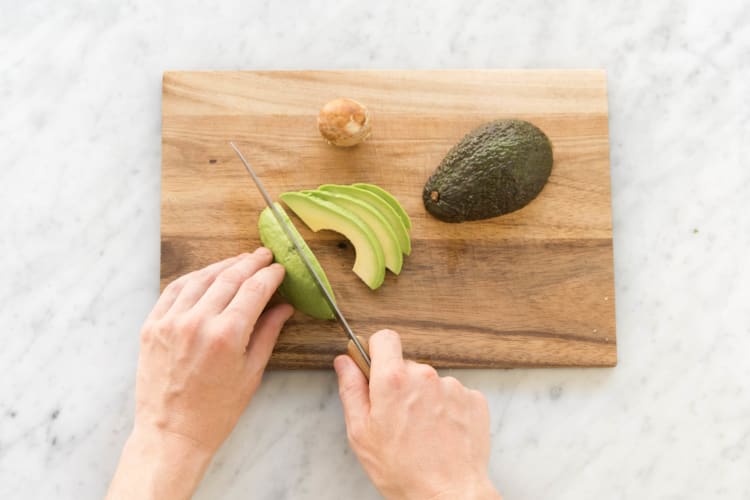 Avocado in Streifen schneiden.