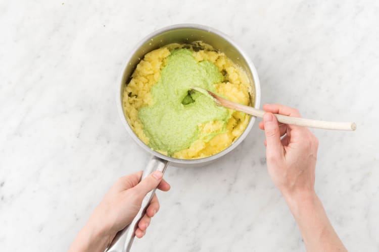 Meng de broccolipuree door de aardappelpuree.