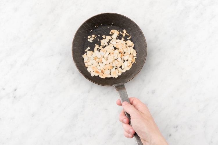 Faire griller les amandes effilées.