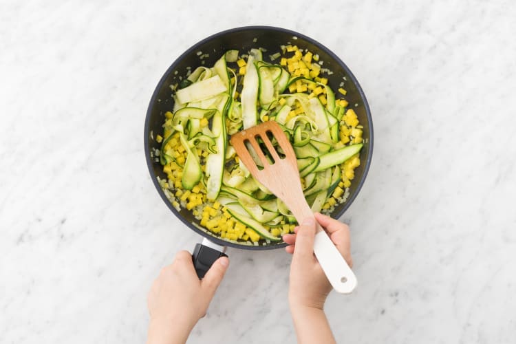 Bak de courgettelinten en wortel.