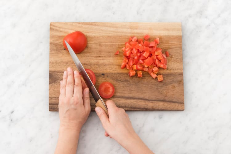 Snijd de tomaat