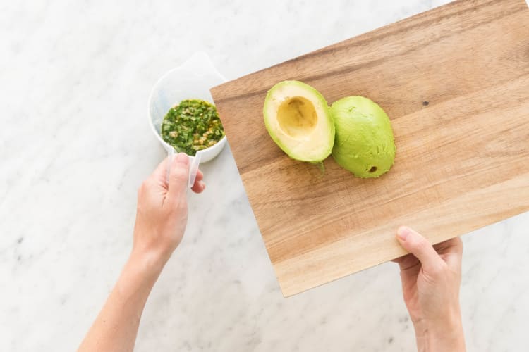 Avocadofruchtfleisch in ein hohes Rührgefäß geben