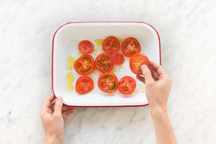 Tomaten in eine Auflaufform legen