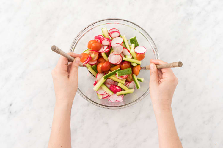 Meng de dressing met de salade.