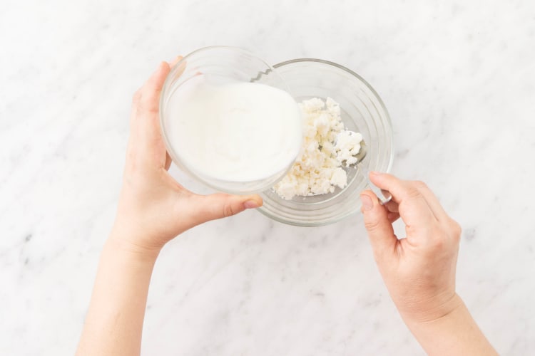 Voeg de kookroom toe aan de feta.