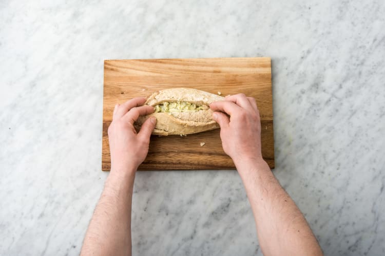 Vul het broodje met tijm-kaasmengsel