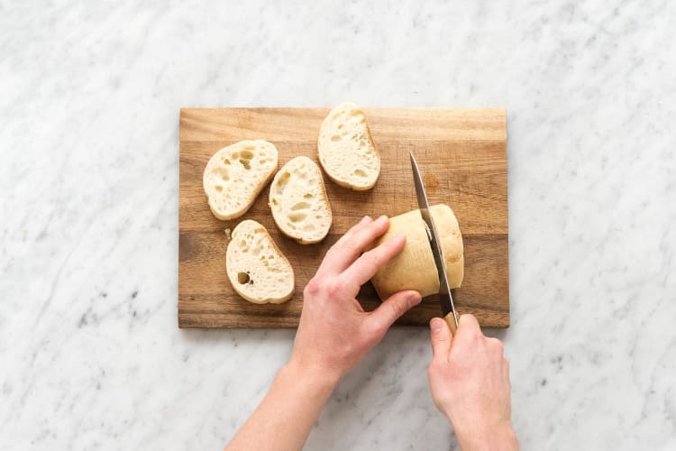 Ciabatta-Brötchen in Scheiben schneiden