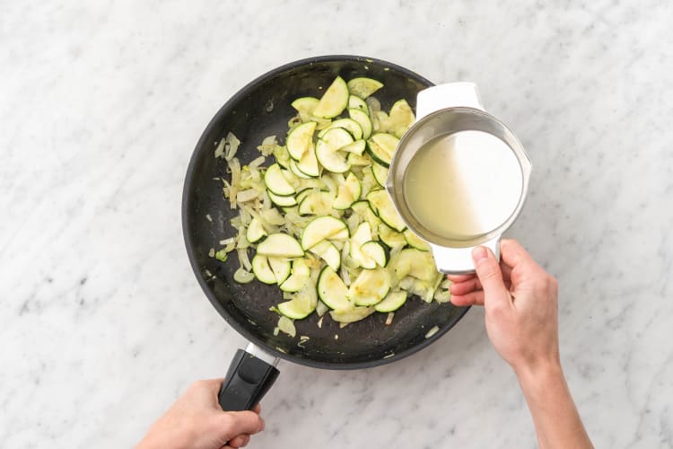 Voeg halverwege de courgette toe