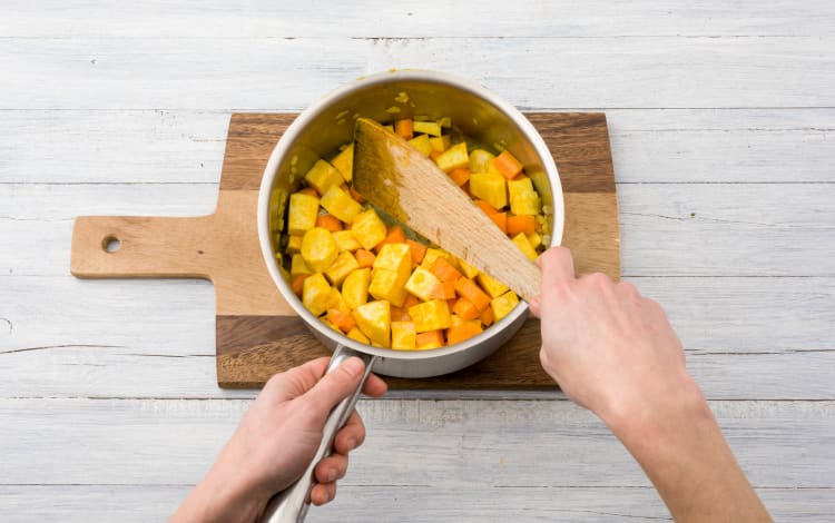 Voeg de pastinaak, peen en kurkuma toe