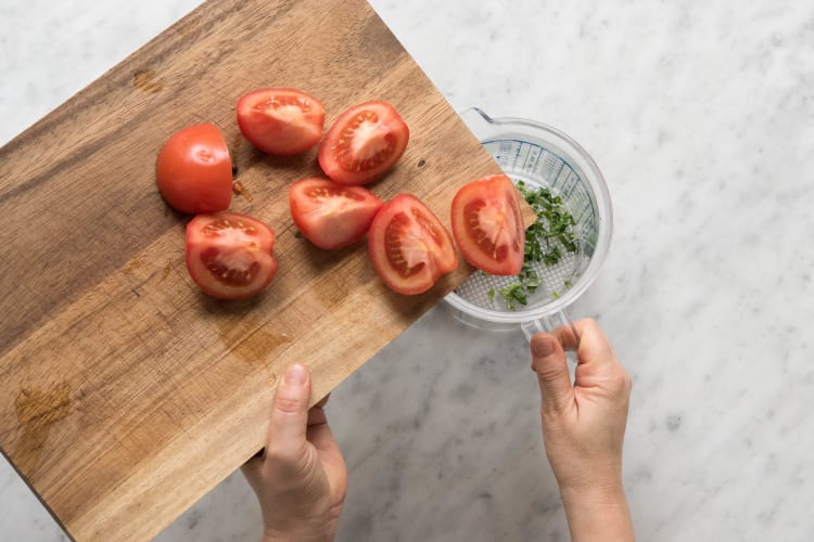 Tomaten in einem hohen Rührgefäß geben