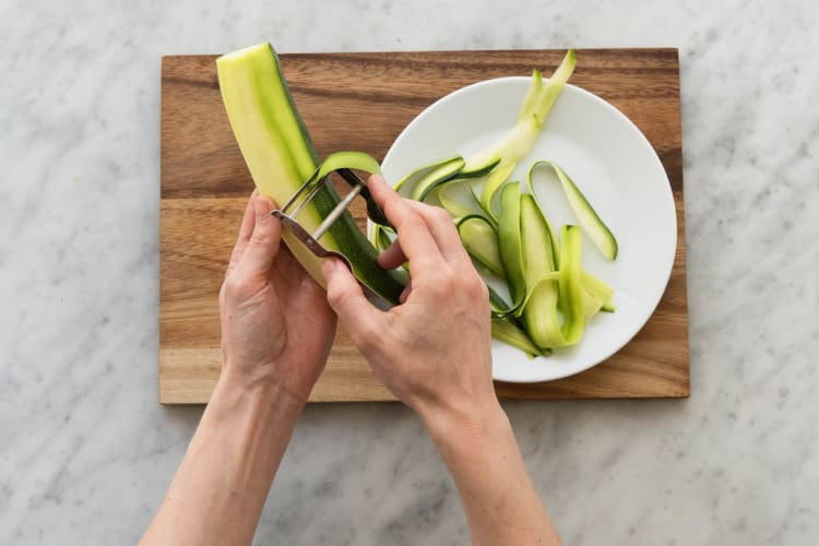 Zucchini in dünne Streifen schneiden